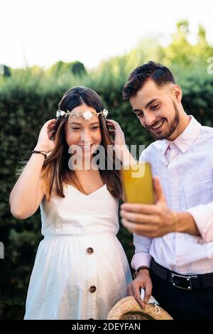 Stock Foto von niedlichen schwangeren Frau und ihr Mann fotografieren. Stockfoto