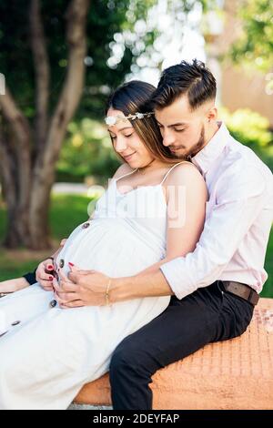 Stock Foto von niedlichen Paar mit einem romantischen Moment im Park. Stockfoto