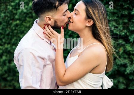 Stock Foto von niedlichen schwangeren Frau und ihr Mann mit romantischen Moment. Stockfoto