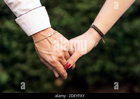 Stock Foto von unerkannten Paar mit romantischen Moment und Hände halten. Stockfoto