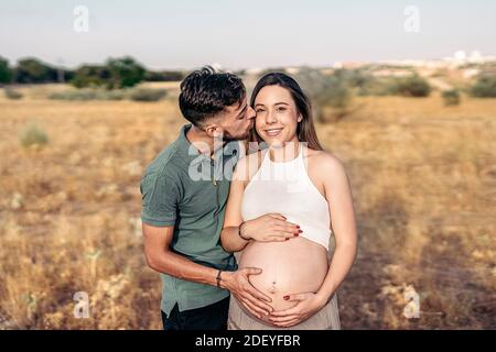 Stock Foto von niedlichen Paar lächeln und Blick auf die Kamera auf dem Land. Stockfoto