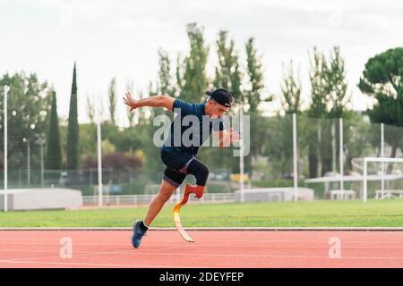 Stock Foto von jungen Athleten Training mit Beinprothese in Laufstrecke. Stockfoto