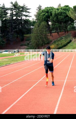 Stock Foto von jungen Athleten Training mit Beinprothese in Laufstrecke. Stockfoto