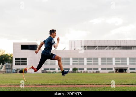 Stock Foto von jungen Athleten Training mit Beinprothese in Laufstrecke. Stockfoto