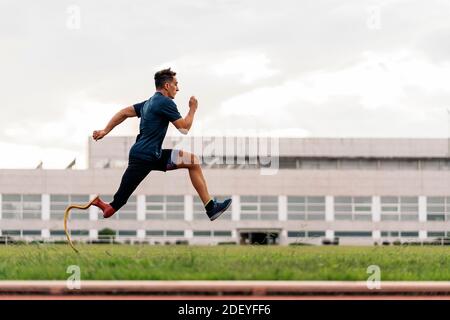 Stock Foto von jungen Athleten Training mit Beinprothese in Laufstrecke. Stockfoto