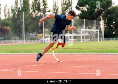 Stock Foto von jungen Athleten Training mit Beinprothese in Laufstrecke. Stockfoto