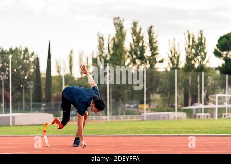 Stock Foto von jungen Athleten Training mit Beinprothese in Laufstrecke. Stockfoto