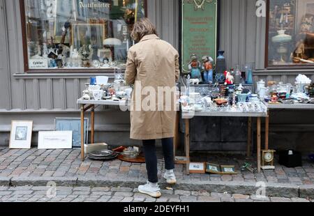 Einkaufen nach Antiquitäten im trendigen Stadtteil Haga in Göteborg Stockfoto