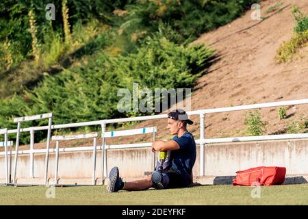 Behinderter Mann Athlet Stretching mit Beinprothese. Paralympisches Sportkonzept. Stockfoto