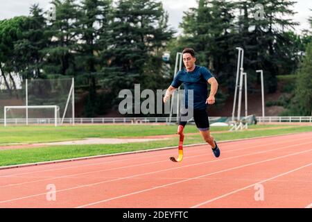 Stock Foto von jungen Athleten Training mit Beinprothese in Laufstrecke. Stockfoto