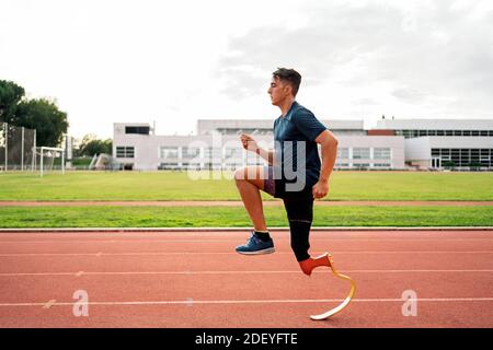 Stock Foto von jungen Athleten Training mit Beinprothese in Laufstrecke. Stockfoto