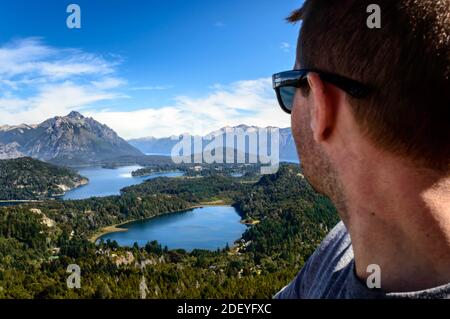 Mann von hinten, der auf die Berge schaut Stockfoto