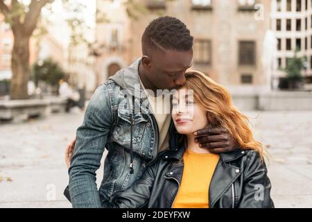 Multiethnisches junges Paar mit romantischen Momenten zusammen auf der Straße. Multikulturelle Paare Konzept Stockfoto