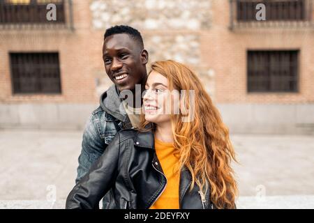 Multiethnisches junges Paar mit romantischen Momenten zusammen auf der Straße. Multikulturelle Paare Konzept Stockfoto