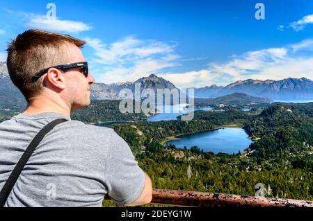 Mann von hinten, der auf die Berge schaut Stockfoto