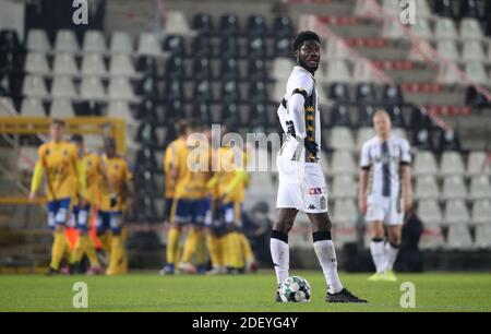 Charleroi, Belgien . Dezember 2020. CHARLEROI, BELGIEN - 02. DEZEMBER: Shamar Nicholson von Charleroi sieht am 10. Dezember zwischen Sporting de Charleroi und Waasland-Beveren in Charleroi, Belgien, am 02. Dezember 2020 niedergeschlagen aus. (Foto von Vincent Van Doornick/Isosport) Quelle: Pro Shots/Alamy Live News Stockfoto