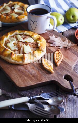 Appetitliche Galette mit Birne und Brie-Käse Stockfoto