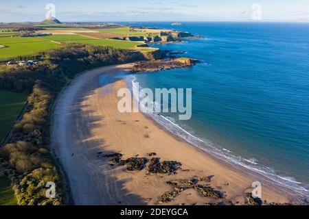 Luftaufnahme von Seacliff Beach in East Lothian, Schottland, UK Stockfoto