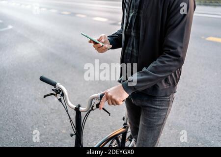 Stock Foto von unerkannten Mann mit seinem Handy auf der Straße. Stockfoto
