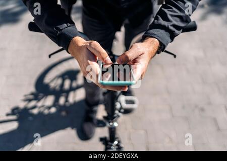 Stock Foto von unerkannten Mann mit seinem Handy auf der Straße. Stockfoto