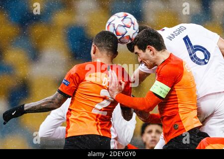 Charkow, Ukraine. Dezember 2020. Taras Stepanenko von Shakhtar (C) kämpft um den Ball mit Nacho Fernandez von Real Madrid (R) während der UEFA Champi Stockfoto