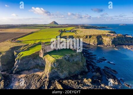 Luftaufnahme von Tantallon Castle in East Lothian, Schottland, Großbritannien Stockfoto