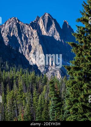 Sawtooth Mountain Gipfeln entlang des Redfish Lake Creek Trail, Sawtooth National Recreation Area, Stanley, Idaho. Stockfoto