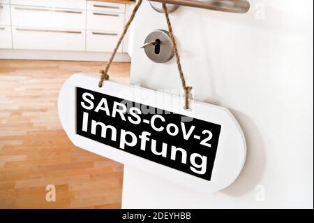 Corona Virus Covid 19 Konzept Tür mit Schild Impfung Stockfoto