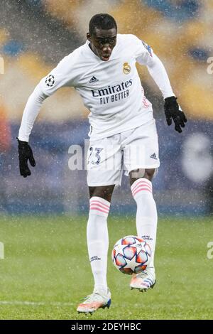 Charkow, Ukraine. Dezember 2020. Ferland Mendy von Real Madrid kontrolliert den Ball während des UEFA Champions League Stage Matches der Gruppe B zwischen Shakhtar Stockfoto