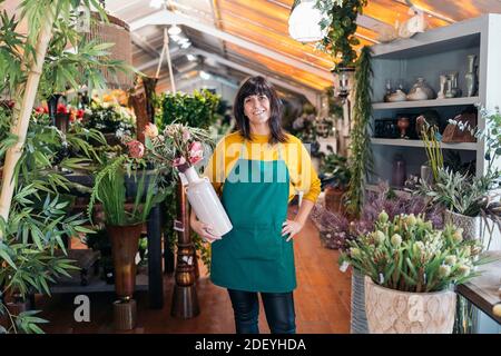 Stock Foto von schönen und glücklichen Frau arbeiten in Floristen-Shop. Stockfoto