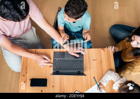 Stock Foto von schönen Familie Spaß zu Hause mit Laptop und Tablet. Stockfoto