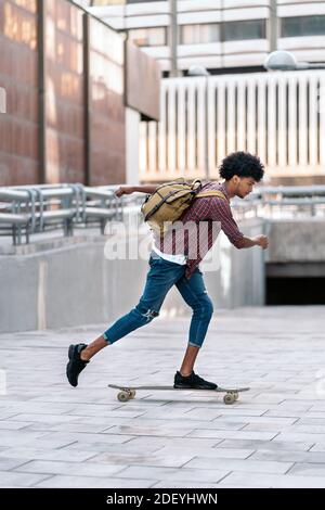 Stock Foto von jungen Afro Junge tun Skate in der Stadt. Stockfoto