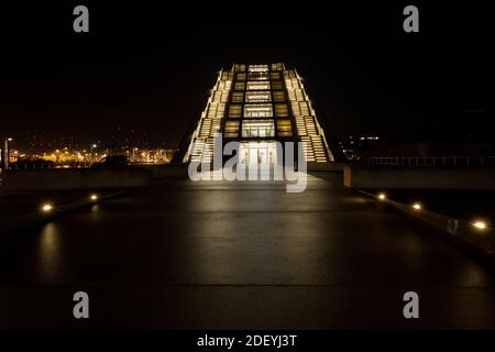 Das moderne Bürogebäude und Wahrzeichen HAFENLAND am Fluss Elbe, Hamburg, Deutschland, Europa Stockfoto