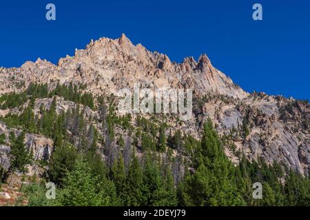 Sawtooth Mountain Gipfeln entlang des Redfish Lake Creek Trail, Sawtooth National Recreation Area, Stanley, Idaho. Stockfoto