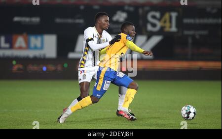 Charleroi, Belgien . Dezember 2020. CHARLEROI, BELGIEN - 02. DEZEMBER: Aboubakary Koita von Beveren kämpft am 02. Dezember 2020 in Charleroi, Belgien, um den Ball mit Modou Diagne von Charleroi während des Jupiler Pro League Spieltages 10 zwischen Sporting de Charleroi und Waasland-Beveren. (Foto von Vincent Van Doornick/Isosport) Quelle: Pro Shots/Alamy Live News Stockfoto