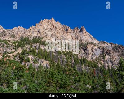 Sawtooth Mountain Gipfeln entlang des Redfish Lake Creek Trail, Sawtooth National Recreation Area, Stanley, Idaho. Stockfoto