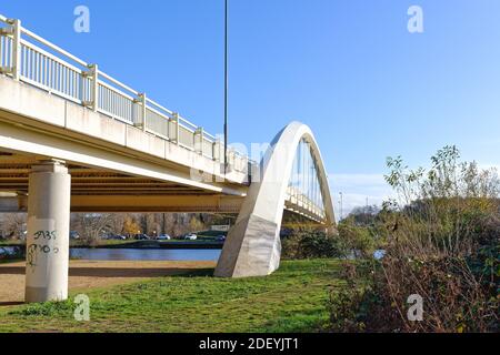 Walton Brücke über die Themse, die Walton verbindet Shepperton Surrey England Großbritannien Stockfoto