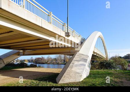 Walton Brücke über die Themse, die Walton verbindet Shepperton Surrey England Großbritannien Stockfoto