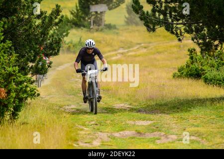Parc Natural del Alt Urgell, Lleida, Spanien : 2019 juli 26 : Radfahrer in ANDORRA RADRENNEN 2019 in Andorra. Amateur-Rennen in Andorra. Stockfoto
