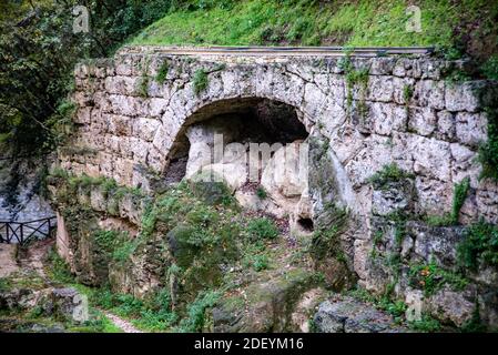 Historische Brücke des Stiers in der Nähe von Cascade delle marmore Stockfoto