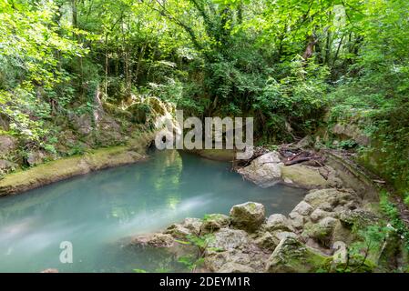 Schwarzer Fluss, der von den marmore Wasserfällen mitten in der Natur kommt Stockfoto