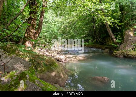 Schwarzer Fluss, der von den marmore Wasserfällen mitten in der Natur kommt Stockfoto