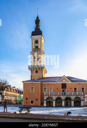 Kamianets-Podilskyi, Ukraine 01.07.2020. Das alte Rathaus von Kamianets-Podilskyi historischen Zentrum an einem sonnigen Wintermorgen Stockfoto