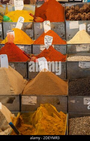 Verschiedene Kräuter und Gewürze auf dem Markt Stockfoto