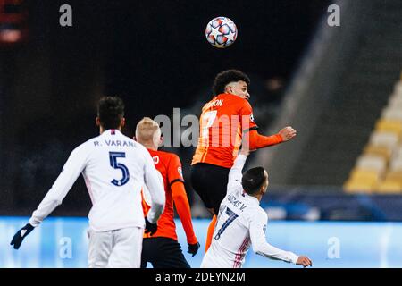 Charkow, Ukraine. Dezember 2020. Taison Barcellos von Shakhtar (C) kämpft während der UEFA Champions mit Lucas Vazquez von Real Madrid (R) um den Ball Stockfoto