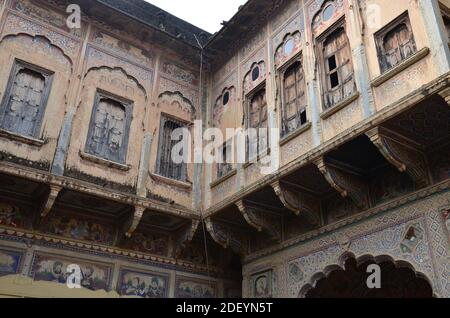 Atemberaubende Architektur abseits der touristischen Pfade: haveli in der Region Shekhawati in Rajasthan, Indien Stockfoto