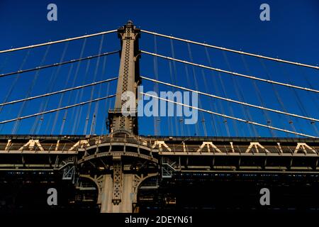 Eine Säule der Manhattan Bridge ist mit einem Blau zu sehen Himmel Stockfoto