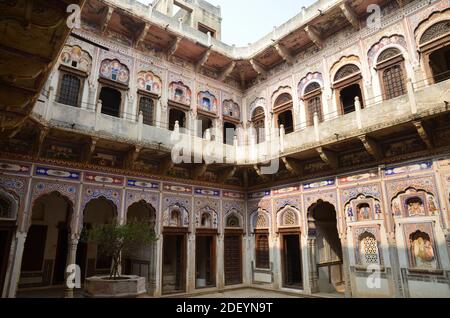 Ein verstecktes Juwel abseits der Touristenpfade: Die Shekhawati Region mit ihren wunderbar bemalten Haveli Häusern Stockfoto