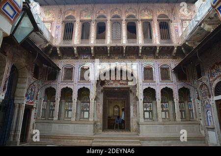 Verstecktes Juwel abseits der Touristenpfade: Die Shekhawati Region mit ihren wunderbar bemalten Haveli Häusern Stockfoto