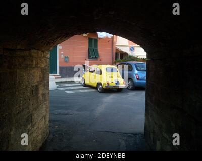 Five Lands, Italien - Sommer 2020: Ein ikonischer gelber Fiat Cinquecento in einer italienischen Straße geparkt Stockfoto